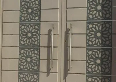 ورشة حدادة متكاملة لتركيب أبواب عالية الجودة في شمال الرياض 