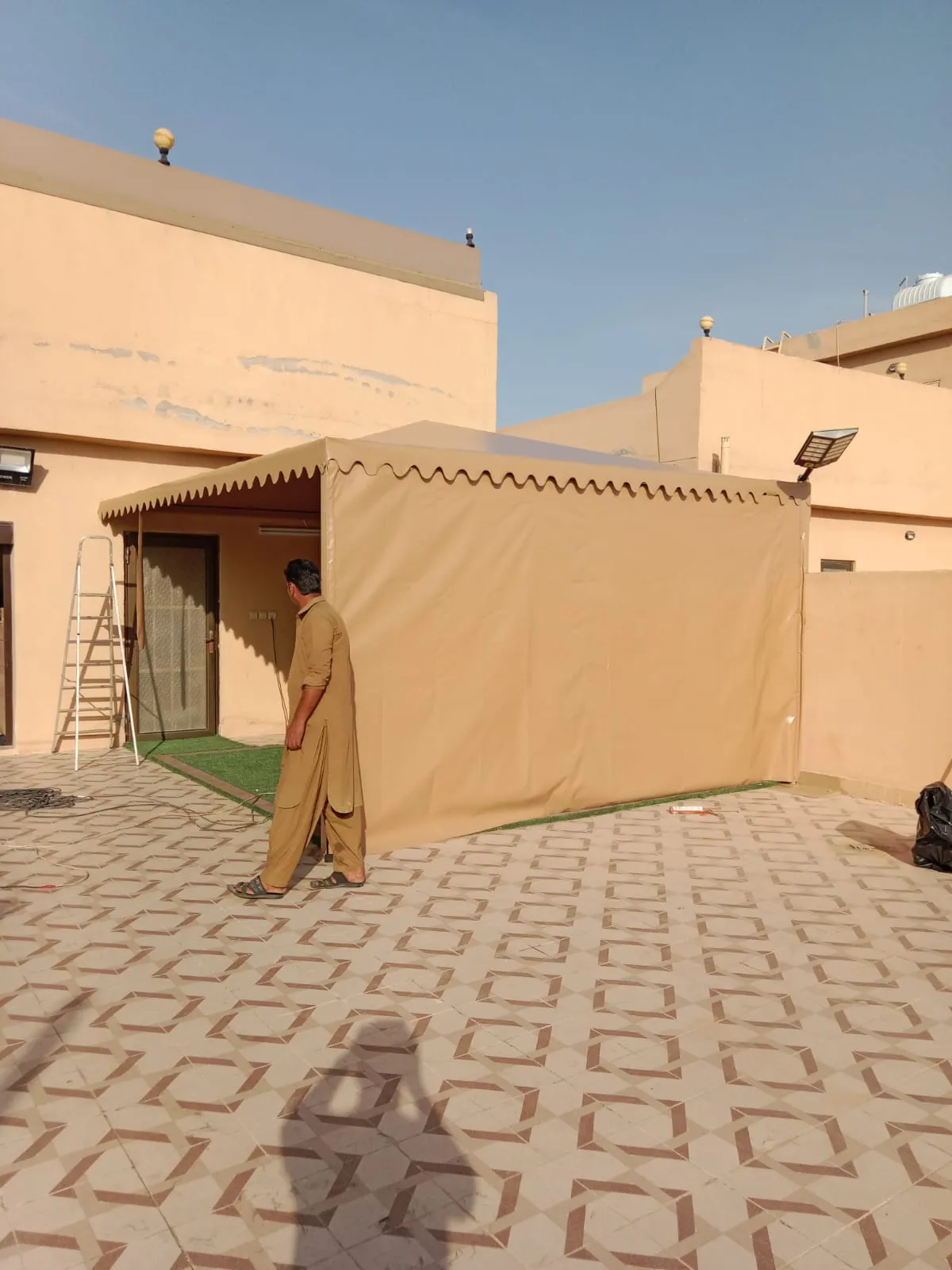 مظلات وسواتر حي العزيزية 
