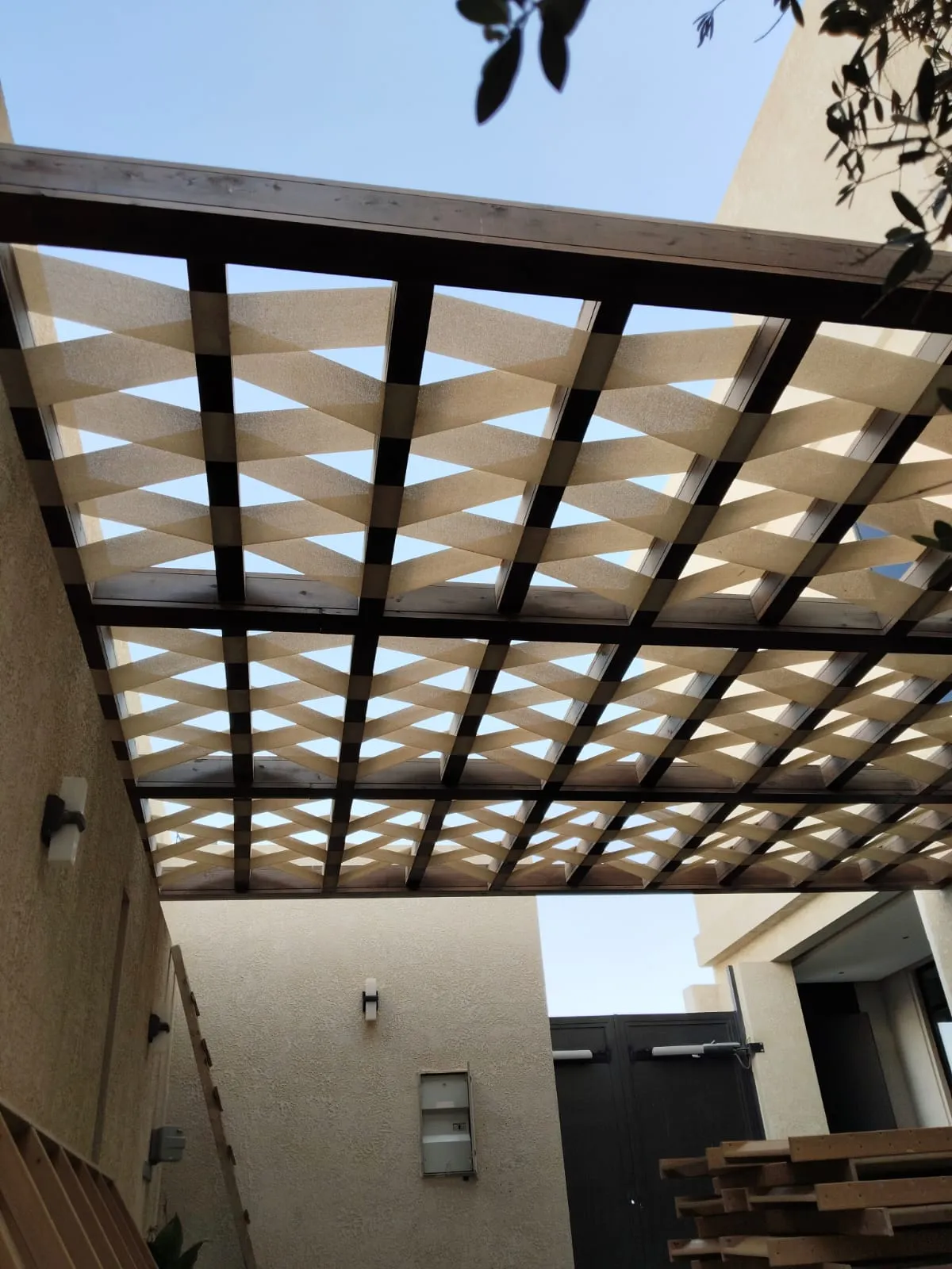 مظلات خارجية للمنازل في حي اشبيليا بالرياض 